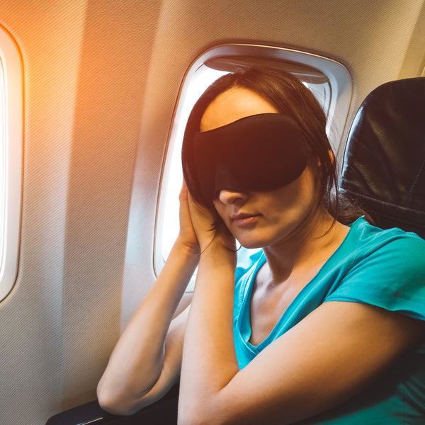 Donna che dorme in aereo senza un cuscino in memory 