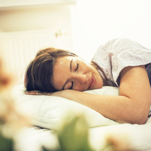 donna che dorme sul cuscino, ma cosa c'è da sapere sul cuscino cervicale?