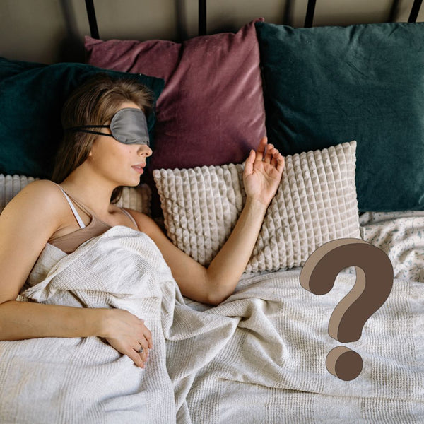 donna che dorme con la mascherina sopra più cuscini ma quale saranno i migliori cuscini cervicali del 2023?
