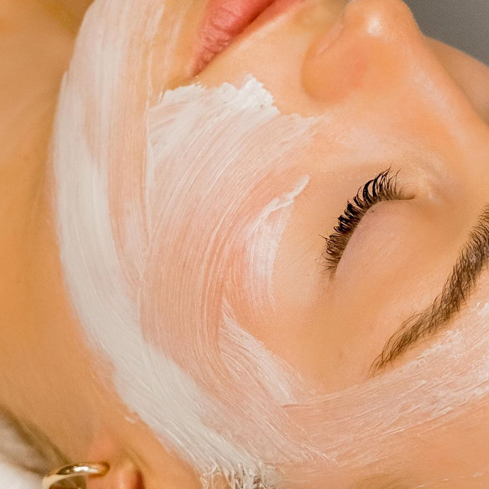 Sleep, moisturizing creams and cervical pillow: the secret to radiant skin