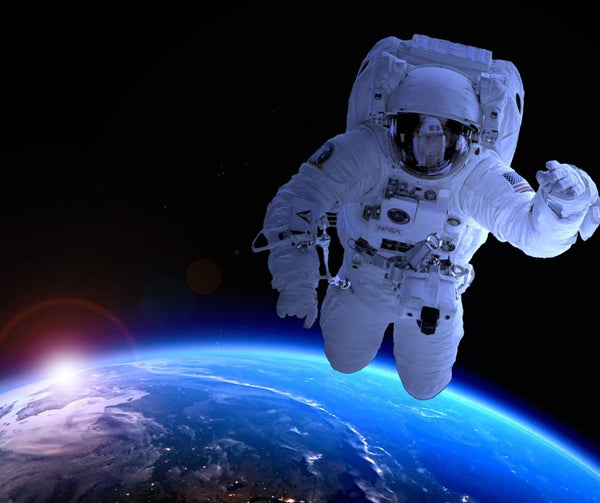 astronauta che richiama la Nasa inventore del memory con il quale è prodotto il cuscino per gambe e il cuscino ortopedico per cervicale