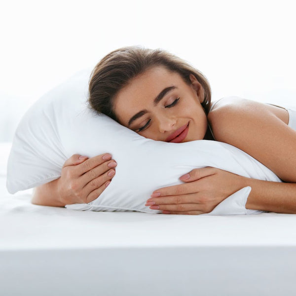 Donna che dorme con il suo miglior cuscino per cervicale