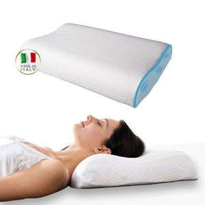 Donna che dorme sul cuscino con logo Made in Italy
