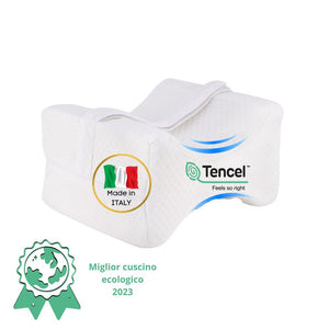 Cuscino per gambe e ginocchia classico con logo Made in Italy, logo tencel, coccarda con scritto miglior cuscino ecologico 2023